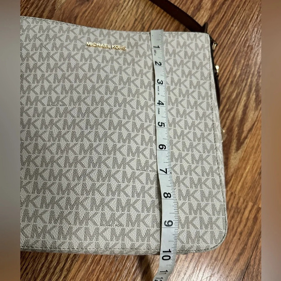 EUC Michael Kors Jet Set Travel Large Messenger Crossbody Bag in Vanilla - Picture 11 of 14